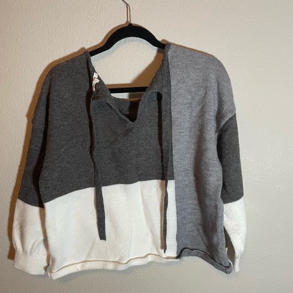 Maurice’s, gray/white color block sweater, tie back, cropped, size L - Picture 3 of 8